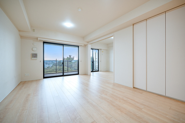リビング・ダイニング：南向きバルコニーに面した明るいお部屋です。