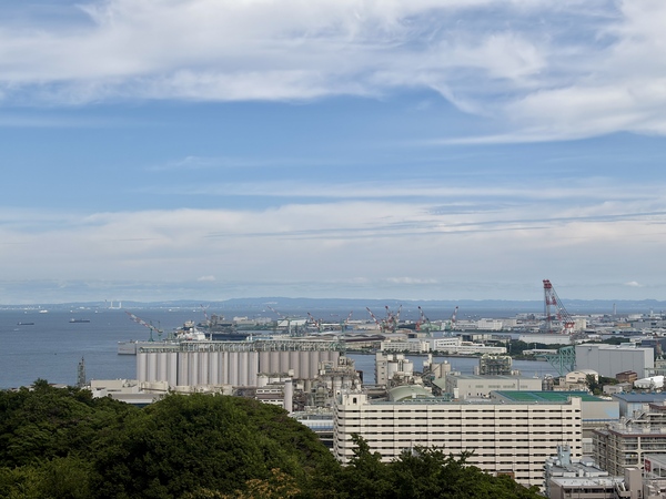 バルコニーからの眺望：南東側（拡大）／千葉方面まで抜け感のある眺望を臨みます。※天候による