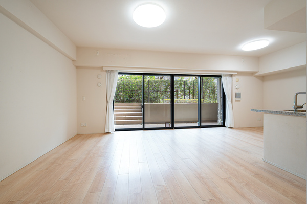 リビング・ダイニング：バルコニーに面したお部屋です。