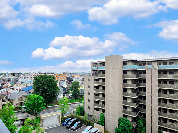 ８階建ての７階部分でかつ南東向き住戸のため、空が近くあたたかな日差しが入りやすいです。