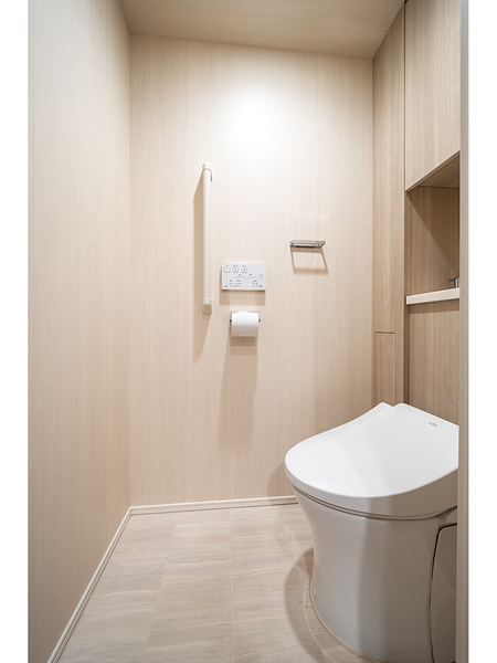 トイレには手洗いカウンターを設けており、すっきりとした清潔感のある空間です。