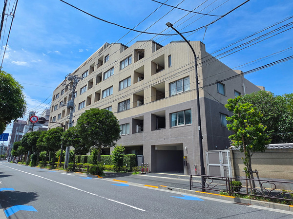 六義園エリアの邸宅地に佇むマンションです