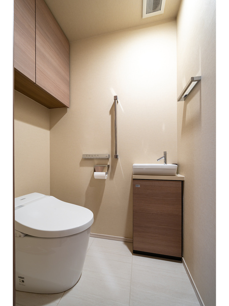 トイレ内には独立した手洗いカウンターを設置。
