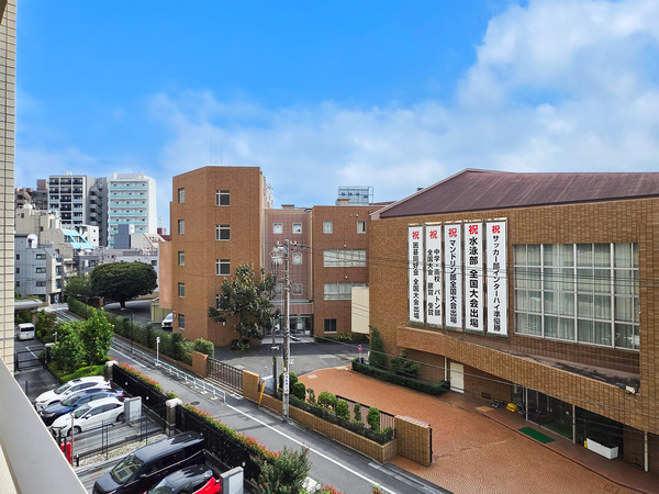 向かいの建物までもしっかりと距離が取れております。