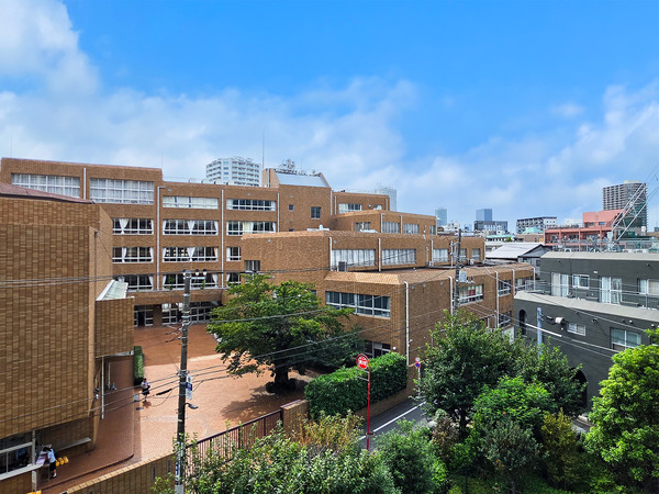 敷地内の緑や十文字学園前の木々は春には桜並木になり、染井エリアを感じさせる雰囲気が漂います。
