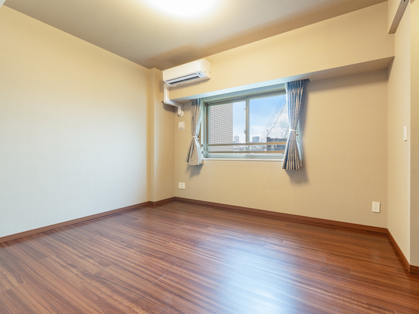 ７帖の洋室です。ＷＩＣに加え、天井吊り戸棚も設置しているお部屋です。