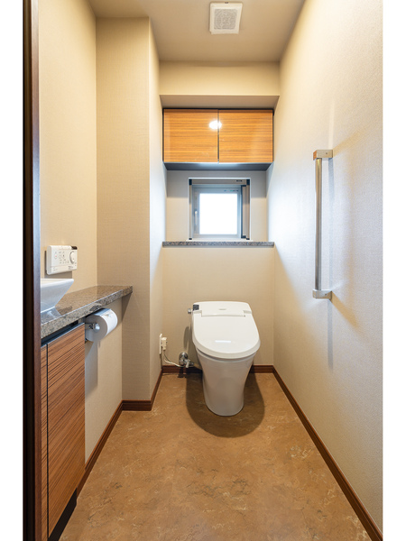 トイレ水栓も２０２１年に交換しております。こちらにも窓が付いている角住戸の特権です。