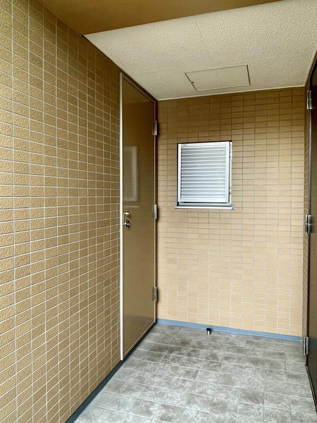 正面のドア部分は当該住戸専用のトランクルームです。