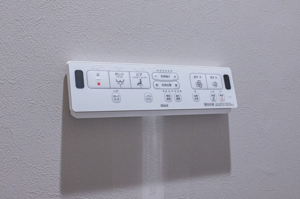 【ウォシュレットトイレ】ワンタッチで温水や便座の温度を操作できる温水式洗浄暖房便座を採用。