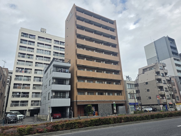 【外観】都電荒川線「早稲田」駅徒歩４分など３路線利用可能。マンション目の前にバス停もありアクセス良好