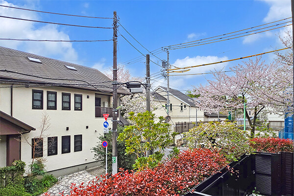 【バルコニーからの眺望】春には桜並木、夏には敷地内：植栽の緑など季節の変化を愉しめる眺望。