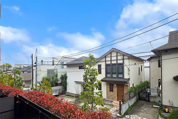 【バルコニーからの眺望】第一種低層住居専用地域ならではの整った街並みと開放感のある眺望。
