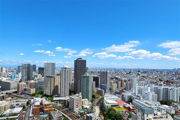 【バルコニーからの眺望】高層階だからこそ味わえる空の広がり、都心を見渡す眺めをお楽しみください