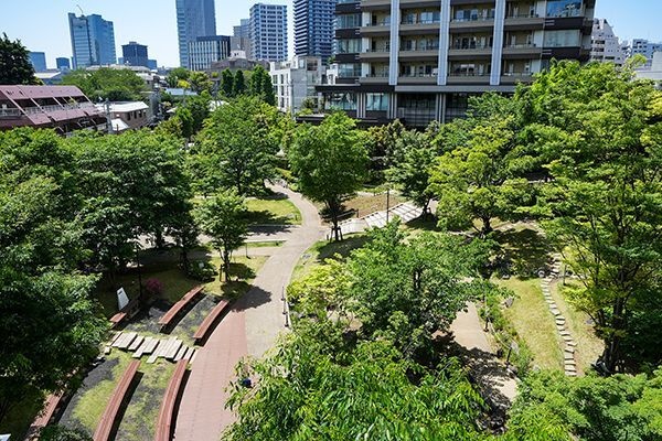 【森の広場】広大な森の広場はウッドテラスや芝生スペースを配した、自然とふれあえる憩いの空間