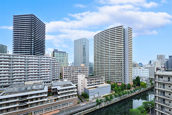 【バルコニーからの眺望】 都心の景色と、目黒川周辺の風景を楽しむことができる眺望