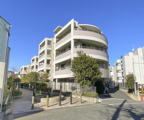 緑道沿いの閑静な住宅地に位置した低層レジデンス
