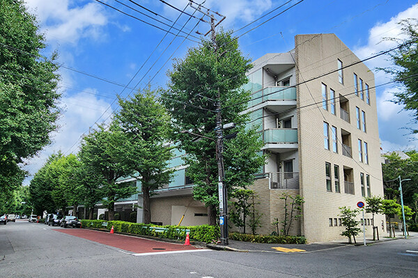 【外観】東京建物旧分譲「Ｂｒｉｌｌｉａ」シリーズ。イチョウ並木に寄り添うようなエレガントな外観