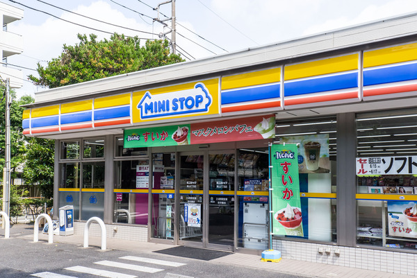 【周辺環境】「ミニストップ 東山二丁目店」物件から約３０ｍ、徒歩１分の距離です。