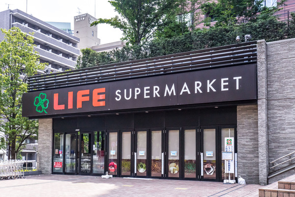 【周辺環境】「ＬＩＦＥ 目黒大橋店」物件から約９５０ｍ、徒歩１２分の距離です。
