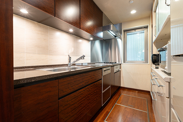 【キッチン】食洗機・ディスポーザー・浄水器・床下収納付のキッチン。窓もあるので自然換気もできます