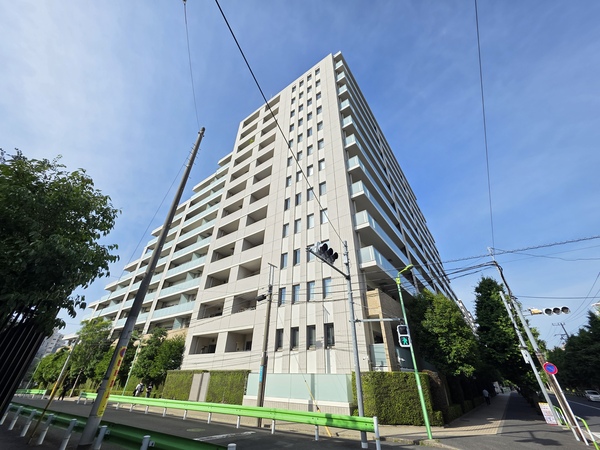 ２０１２年１１月築、総戸数１９５戸の大規模マンションです。