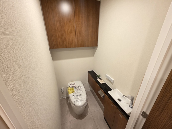 スッキリとしたタンクレストイレへ交換済みです。
