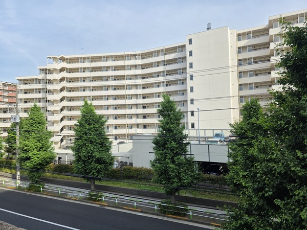 前面棟との距離がしっかり確保され、ゆとりある住環境です。