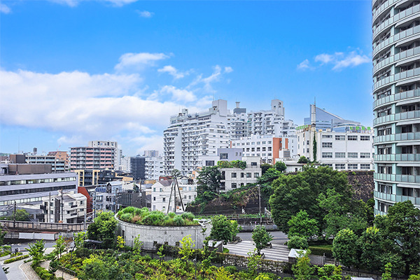 【バルコニーからの眺望】 晴れた日には広がる青空と敷地内の緑がすっきりとした気持ちにさせてくれる眺望