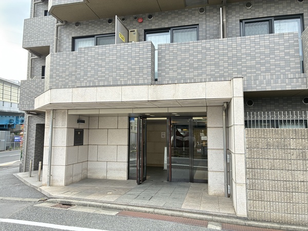 【エントランス】マンションの顔となるエントランスは高級感漂うデザインとなっております