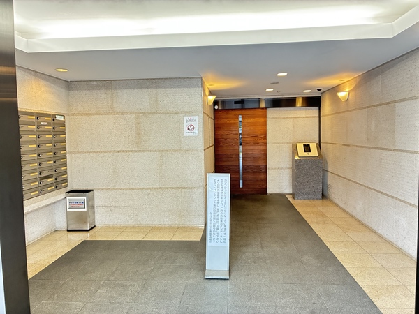 【エントランスホール】格調高い御影石貼りのエントランスホール