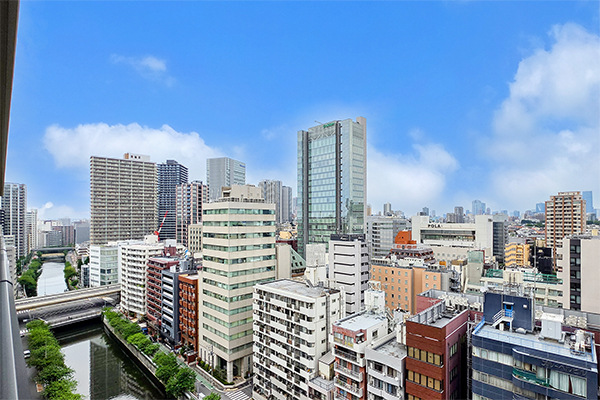 【バルコニーからの眺望】都心の景色と、目黒川周辺の風景を楽しむことができます。