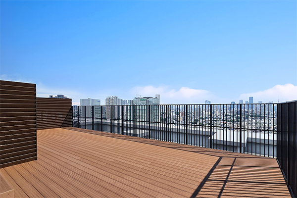 【スカイデッキ】地上３０階建タワーの屋上に設けられた都心の空を身近に感じるスカイデッキ