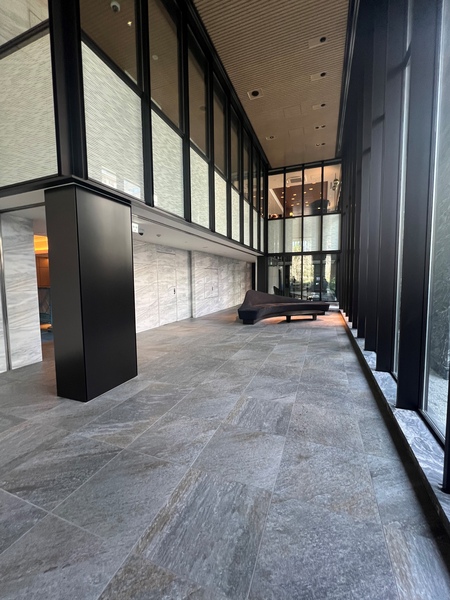 【エントランスホール】庭と一体の情景を作り込んだ２層吹き抜けのエントランスホール