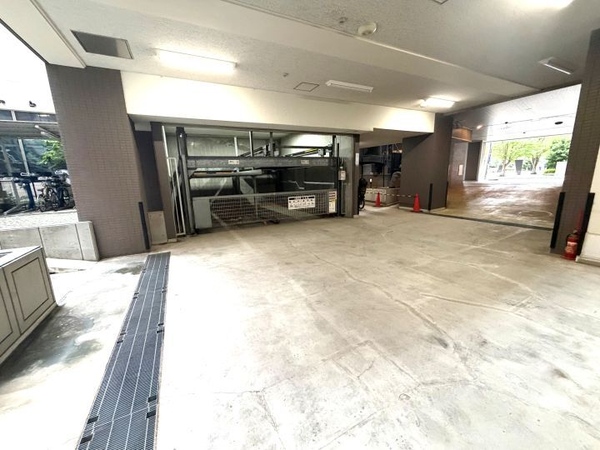 【駐車場】敷地内には駐車場を完備。機械式駐車場は建物内に設けられているため、雨風から守りやすいです
