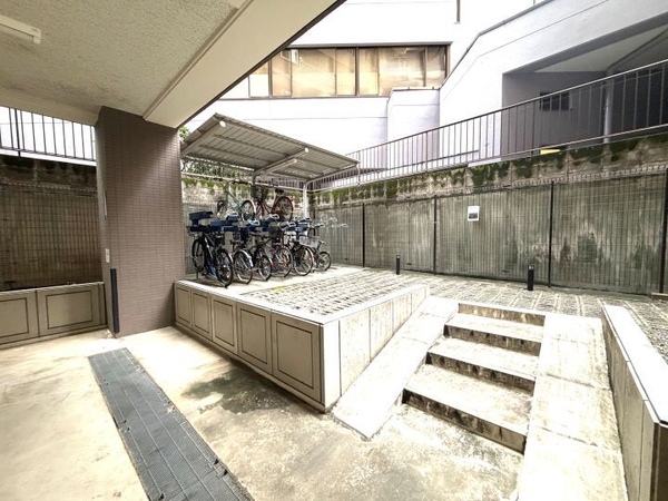【駐輪場】居住者専用の駐輪スペースを確保。整理された環境により、自転車の出し入れもスムーズに行えます