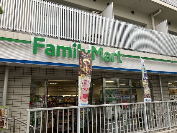 【周辺環境】「ファミリーマート目黒三田通り店」までは約１００ｍ、徒歩２分の距離です。