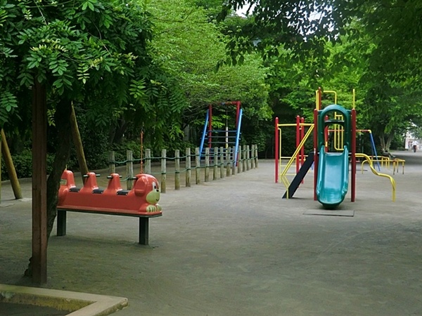 【周辺環境】「三田公園」までは約１２０ｍ、徒歩２分の距離です。