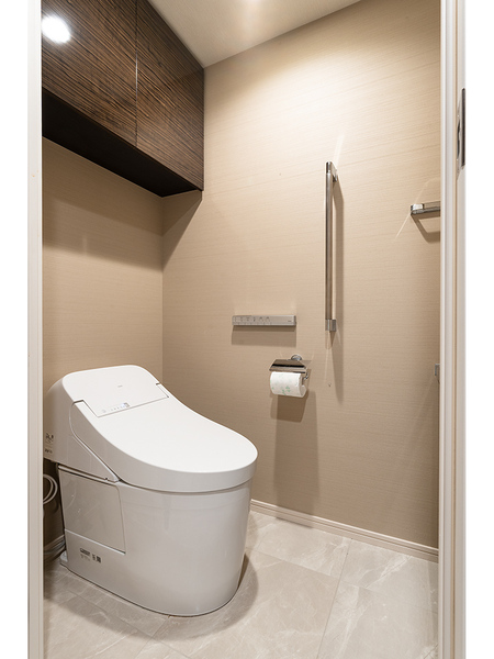【トイレ】ローシルエットのトイレがスタイリッシュなデザイン。手洗い付で衛生的。