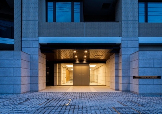 マンション北側と南側にエントランスが設置されており、多方面へスムーズに行き来が可能です。