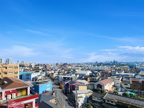 視界が開ける１０階建９階部分の南向き住戸につき、日当たり・眺望・通風に優れた快適な住環境です。