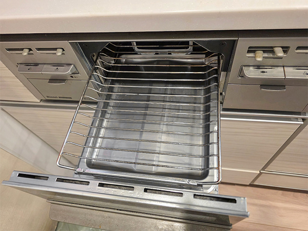 【キッチン（グリル）】浄水カートリッジを内蔵したシングルレバーシャワー水栓などを備えております。