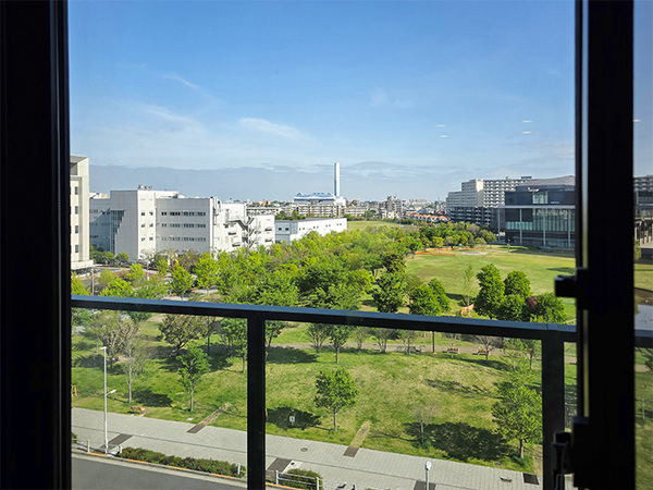 【室内（洋室約５．１畳）からの景色】