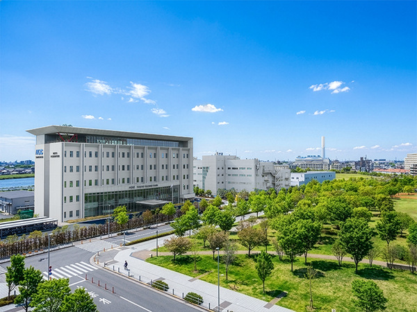 【眺望（北西側）】 中川を望むことができ、空・緑・川を一度に一望できる開放的な眺望です。