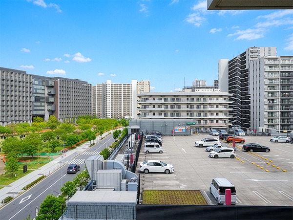 【眺望（東側）】前面の建物が低く、解放感とプライバシーを確保した眺望です。