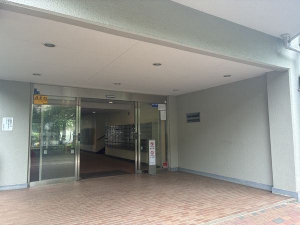 マンションメインエントランス。