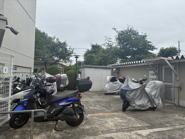 マンション内バイク置き場。