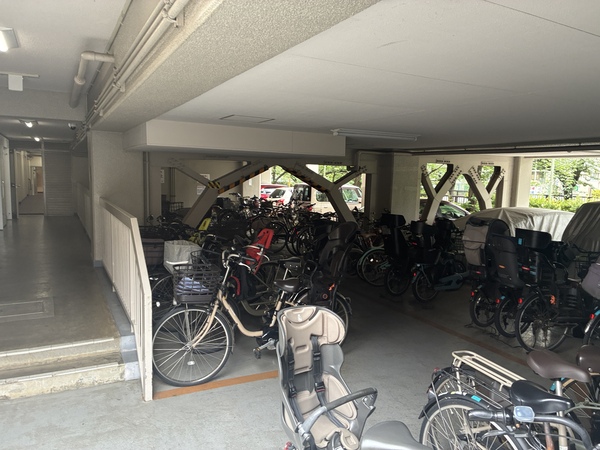 マンション内駐輪場と駐車場部分。
