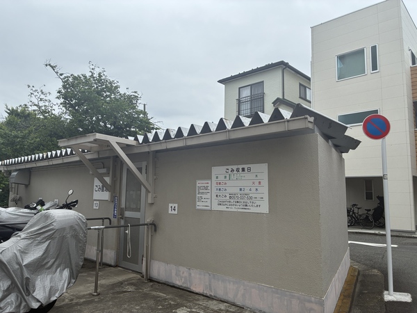 マンション内ゴミ捨て場。