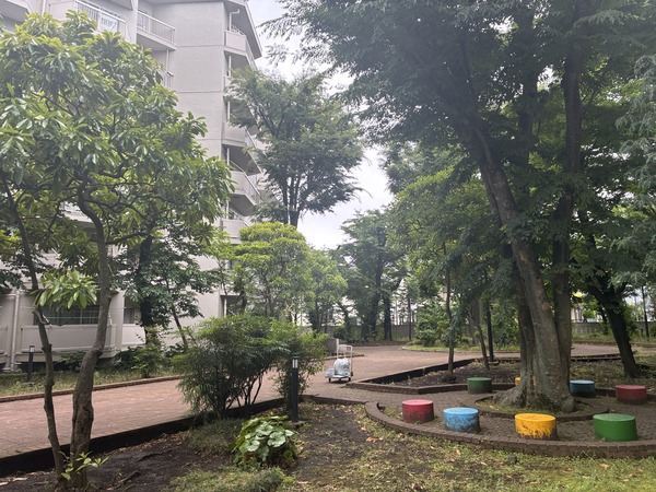 マンション内中庭部分。木々も手入れがされております。対象住戸バルコニーからは中庭の桜が望めます。