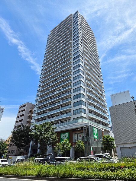 東中野駅徒歩１分。２７建て。１階にはサミットストアもあり、街のシンボル的なマンションです。